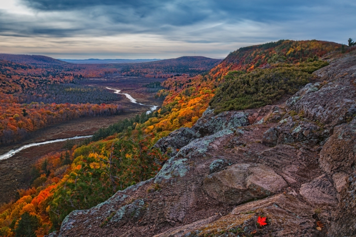 images d'automne pour fond d'écran, une rivière qui serpente, feuille flamboyante sur une roche