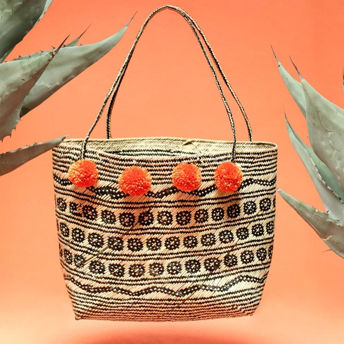 modèle d'accessoire DIY avec un sac à main beige et noir à décoration mini pompons orange, sac cabas personnalisé