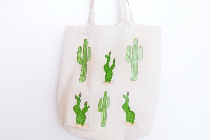 dessins de cactus en peinture pour tissu sur un sac cabas blanc, idée comment décorer un sac à main blanc avec dessin facile