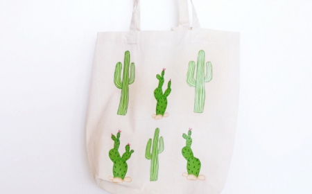 motifs cactus décoration accessoire mode femme activité manuelle ado dessin sur petit sac cabas en teinture textile pochoir textile cactus