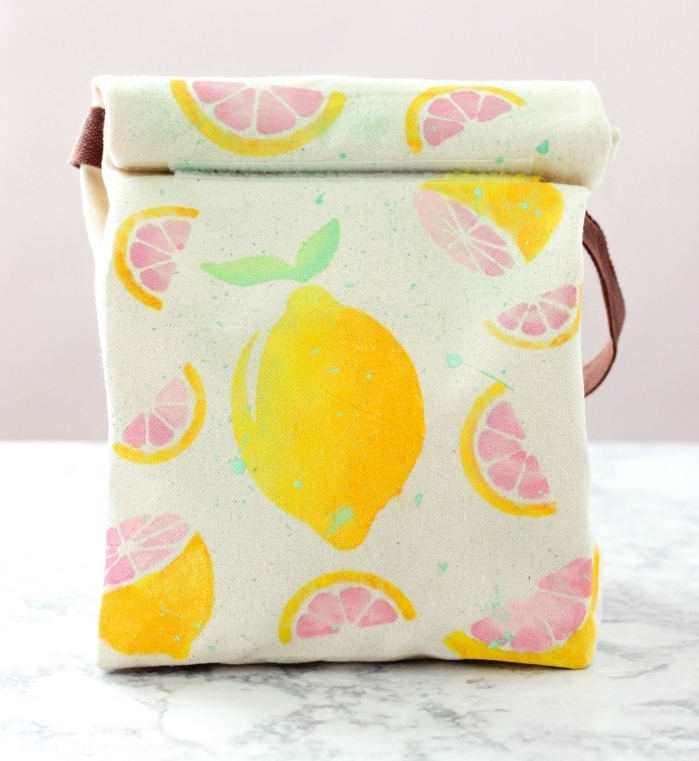exemple d'objet DIY facile avec un tote bag en tissu vert pastel avec peintures citron en teinture pour textile