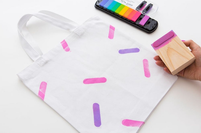 personnaliser un sac cabas avec empreintes en teinture pour textile, loisir créatif facile avec peintures et sac à main blanc