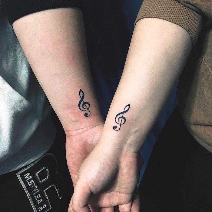 musique tatouage amour éternel, petit tatouage symbole important pour les deux, choix tatou sur le poignet