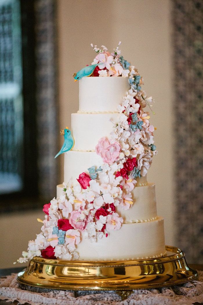 Gâteau de mariage à étages, idée originale gateau avec figurines d'oiseaux et guirlande de fleurs, mariage gateau