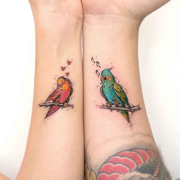 tatouage complémentaire oiseaux amoureux, tatouage couple discret, belle image coloré d'oiseau qui chante pour un autre oiseau