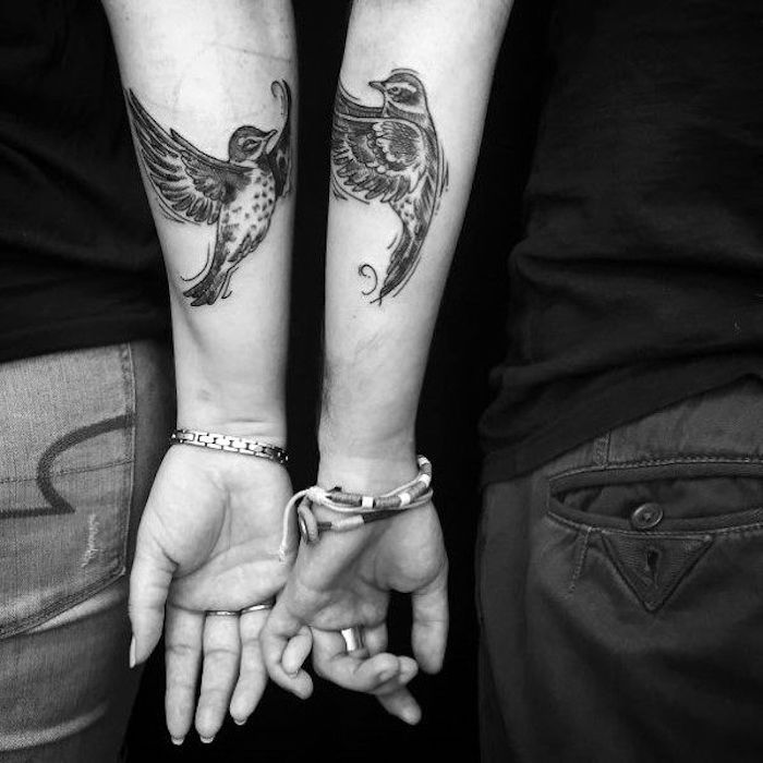 tatouage couple sur l'avant bras, oiseaux amoureux tatouage, idée pour les amoureux qui aiment les tatouages