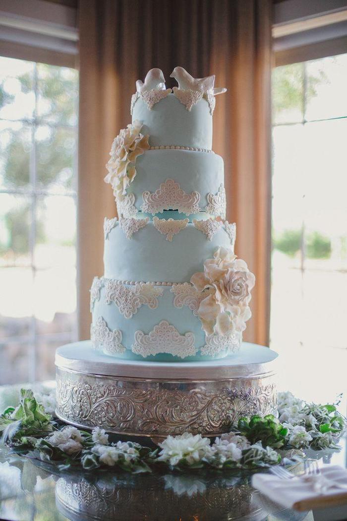 Gateau wedding cake, l'amour romantique, figurine oiseau blanche et gateau mariage bleu, original gateau pour mariage