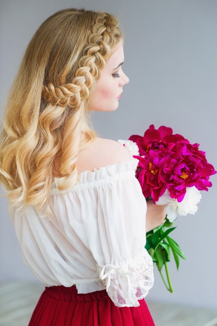 coiffure romantique avec semi couronne de tresse de côté et boucles, comment faire une coiffure princesse sur cheveux longs