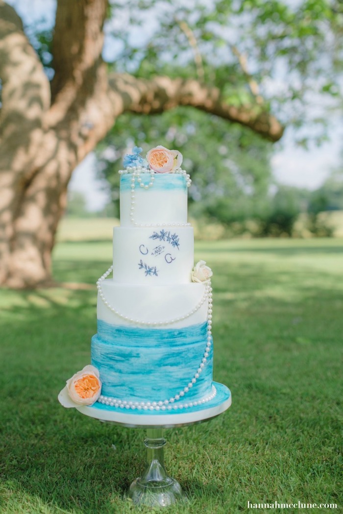 Mettre les gougeons de soutien sur un gâteau étages, gateau au chocolat dedans, fondant blanc et bleu pour decoration, idée gateau de mariage, image de gateau pour mariage