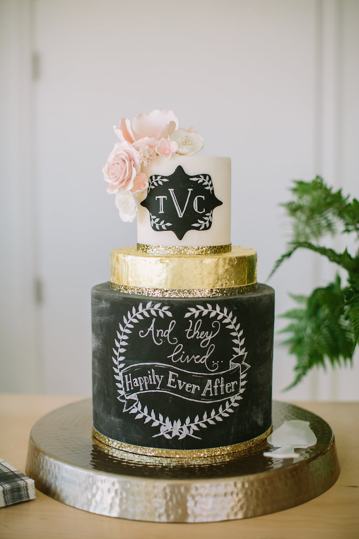 Image gateau de mariage beau, quelle décoration de gâteau mariage choisir un gateau stylé en noir blanc et dore 