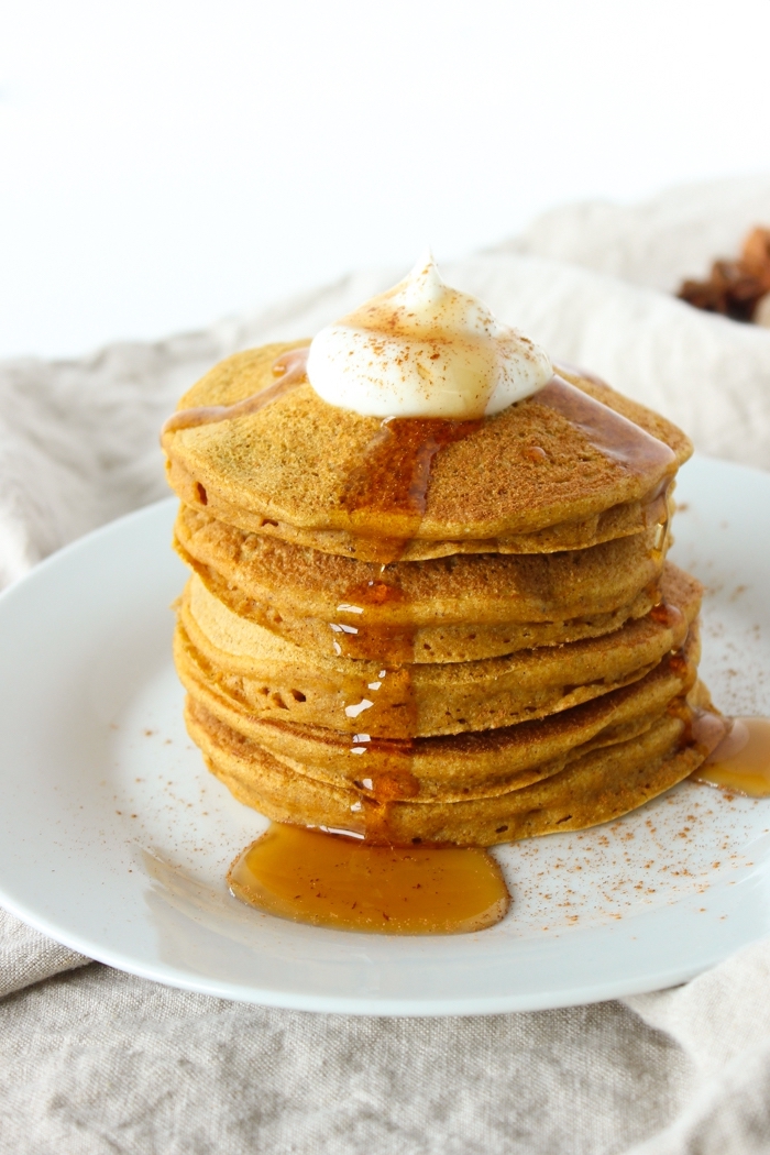 petit-déjeuner sain et équilibré de pancakes à l'américaine à la citrouille arrosés de sirop d'érable ,des pancakes en version healthy et minceur