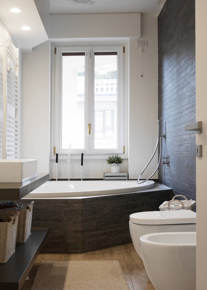 modèle de salle de bain 3m2 blanche avec pan de mur en gris foncé, aménagement petit espace avec baignoire