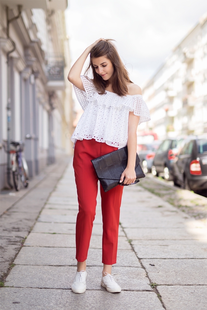tenue chic moderne en pantalon rouge combiné avec blouse blanche et une paire de chaussures derby plates
