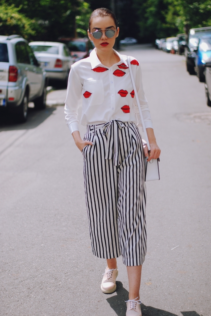 look moderne en chemise blanche à imprimés bisous rouges combinée avec pantalon rayée et une paire de derbys 