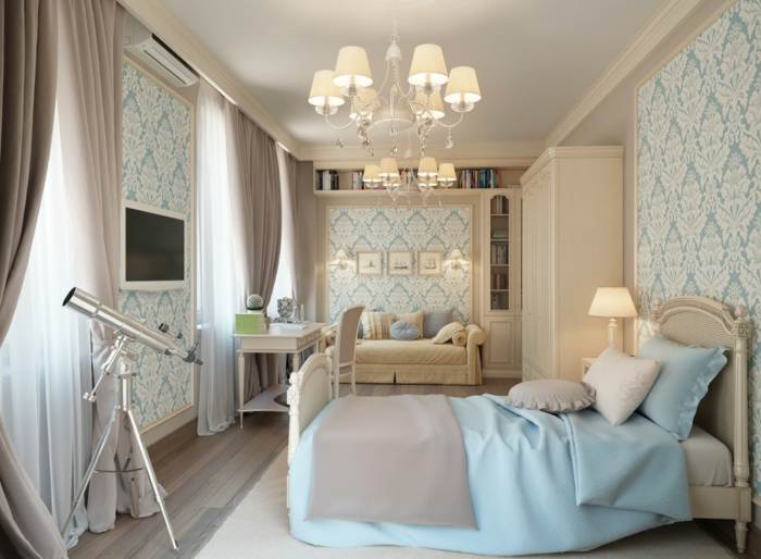 deco romantique dans une chambre à coucher, plafonnier baroque, lit style baroque moderne, télescope, papier peint baroque