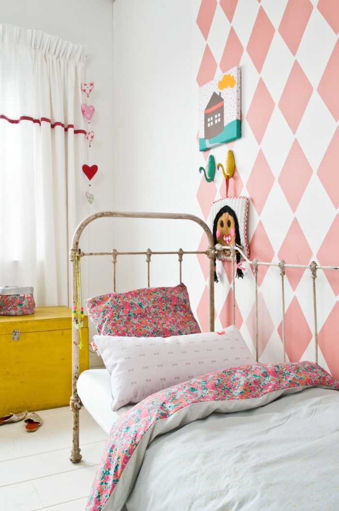 le papier peint tendance 2018 dans la chambre d'enfant, un lé papier peint unique à motifs losanges en rose poudré posée sur une partie du mur pour délimiter le coin sommeil dans la chambre enfant vintage scandinave