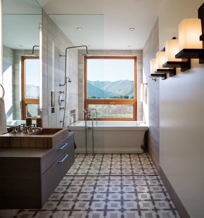 idée comment décorer une petite salle de bain avec baignoire douche, modèle de carrelage graphique en marron et blanc