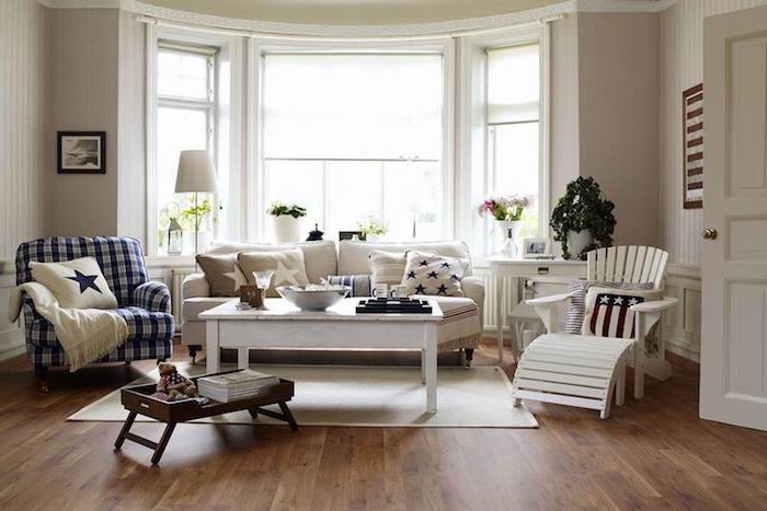 deco salon cosy, canapé gris, table basse bois repeinte en blanc, chaise longue blanc, fauteuil bleue t blanc, parquet marron