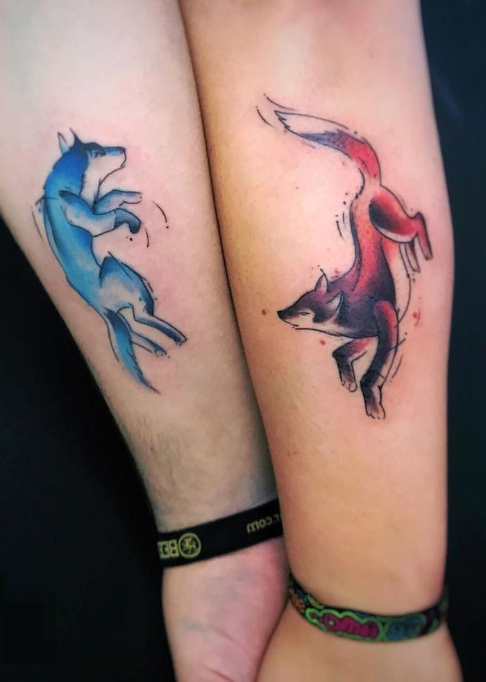 tatouage coloré de renard et loup, idée de tatouage originale, cool couple moderne et joliment tatoué