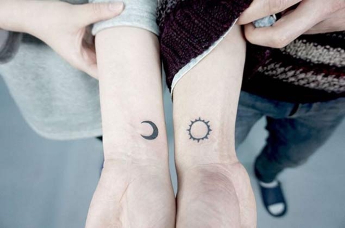 tatouage amour et fidelite, tatouage lune et soleil, moderne couple amour tattoo sur le poignet