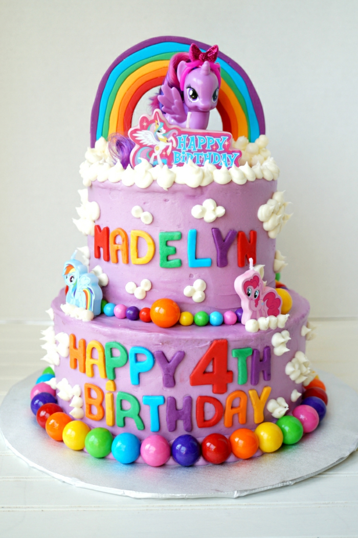 gateau pour anniversaire, couleur lilas, lettres colorées, arc en ciel, unicorne, gateau d'anniversaire personnalisé