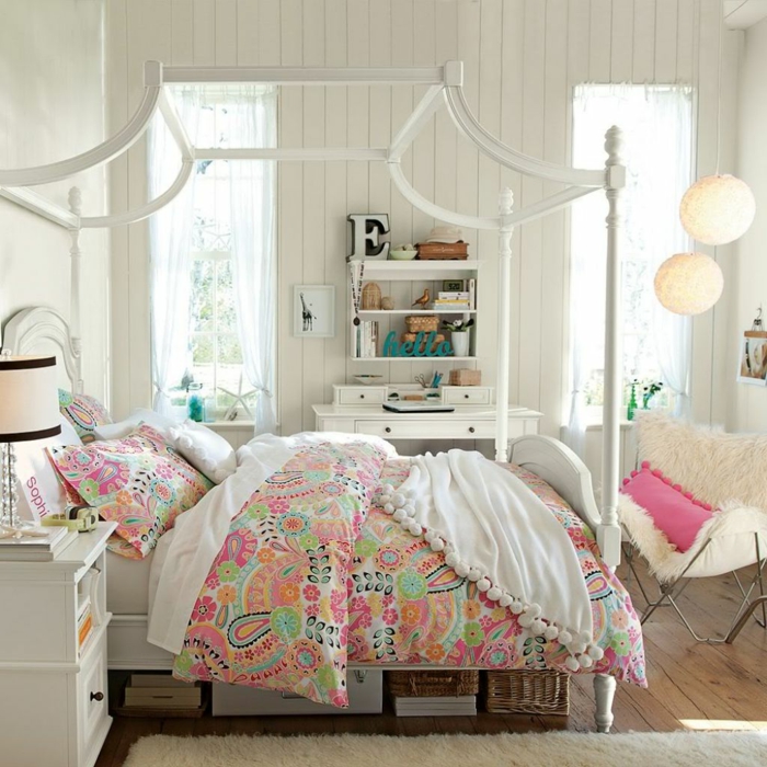 décoration chambre adulte moderne, draps de lit en couleurs jouyeuses, parement mural blanc, étagère blanche, chaise cosy blanche