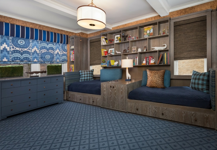 tapis bleu, plafonnier rond blanc, étagère murale bois, lits de bois foncé design original