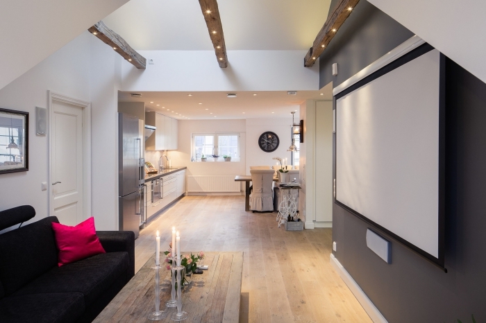déco moderne dans une cuisine blanc et gris avec éclairage led de plafond, exemple poutres de bois exposées dans une pièce mansardée