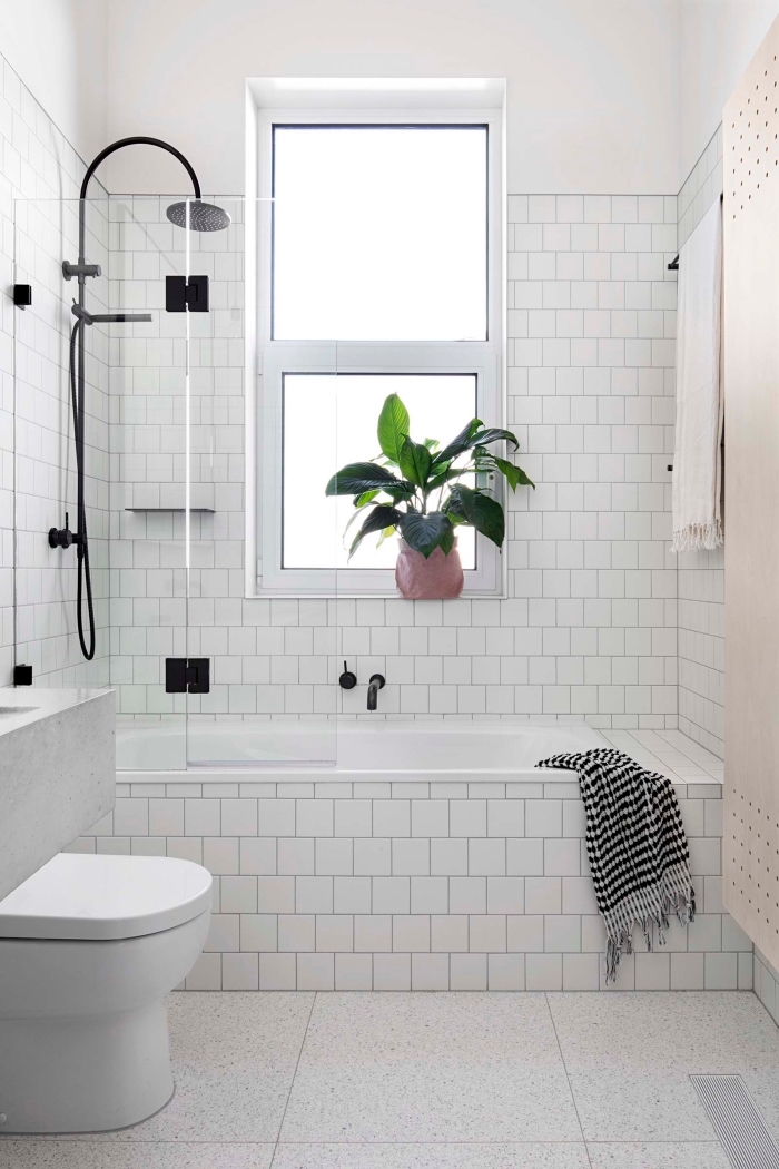 comment aménager une petite salle de bain avec baignoire douche, quelles couleurs pour un petit espace, modèle pièce blanche à finition noir mate