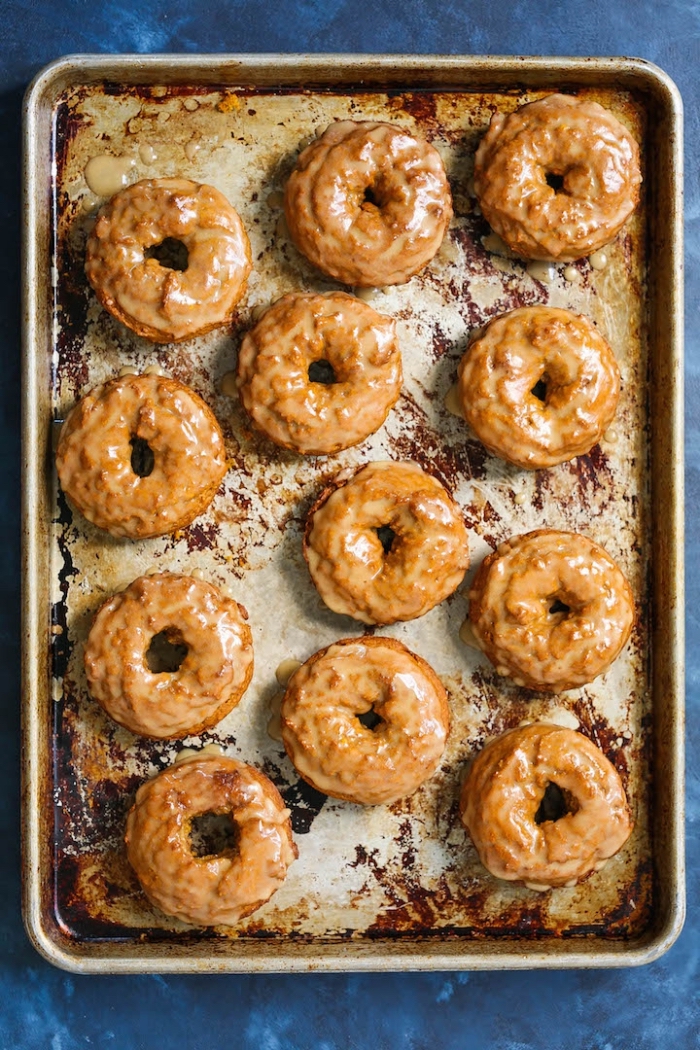 donuts à la courge préparés au four au glaçage sirop d'érable, petit gateau a la citrouille en forme de beignet