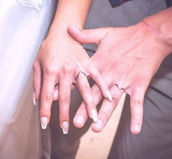 tatouage anneau en forme originale, tatouage de couple sur le doigt, tatouage amour et fidelite