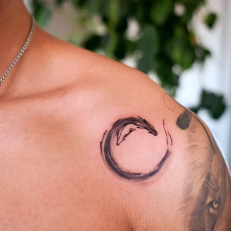 petit tatouage homme en cercle