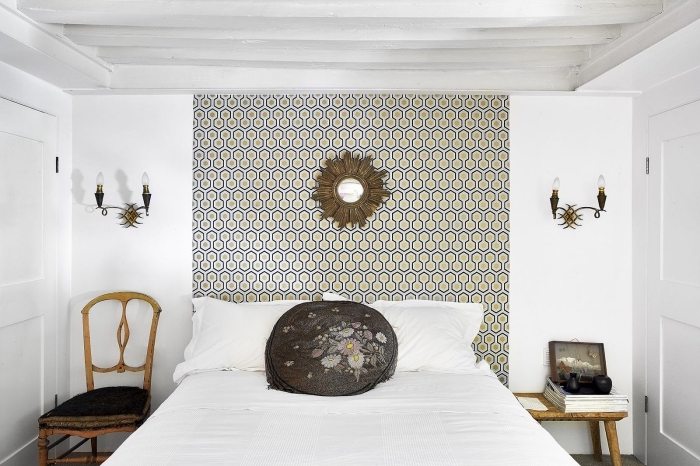 décoration murale tendance dans la chambre à coucher, du papier peint tête de lit pour donner du caractère à l'espace au-dessus du lit