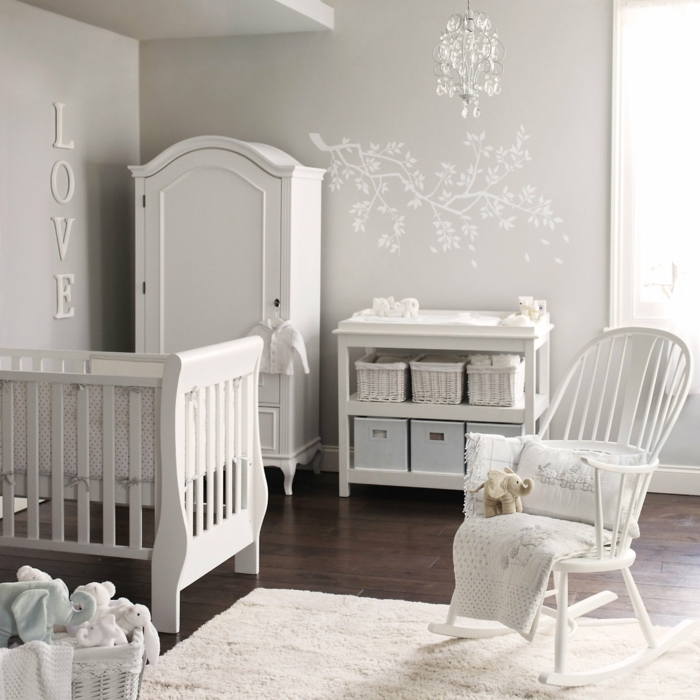 lit bébé blanc, chaise, tapis et armoire blancs, atmosphère douce et calmante dans une chambre garcon bebe