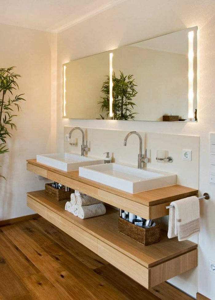 salle de bain 5m2, meuble suspendu, plan de surface en bois pvc clair, deux lavabos blancs rectangulaires, deux miroirs illuminés par des leds latéraux 