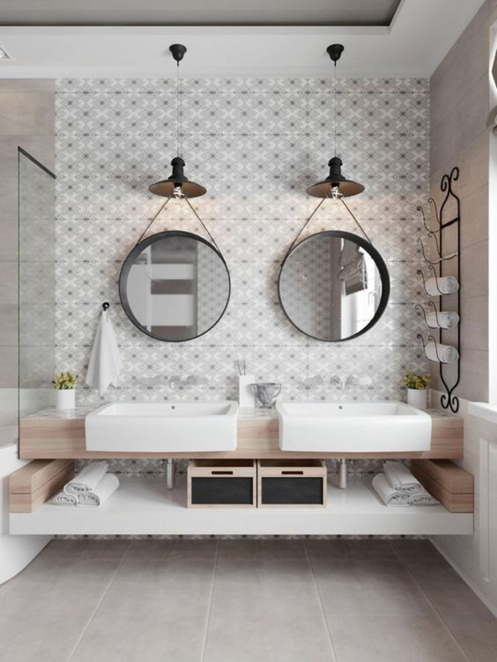 deco salle de bain zen, deux miroirs ronds suspendus a une corde marine, carrelage mural en blanc et beige, carrelage du sol en couleur taupe