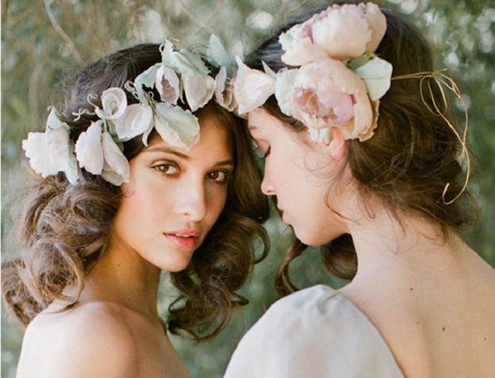 Accessoire cheveux mariage, coiffure mariage champetre coiffure mariage boheme thème mariage, deux filles couronne de fleurs artificiels 