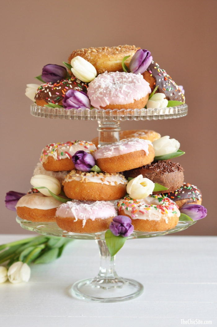présentoir à gâteaux, donuts glacés, tulipes lilas, photo de gateau d'anniversaire
