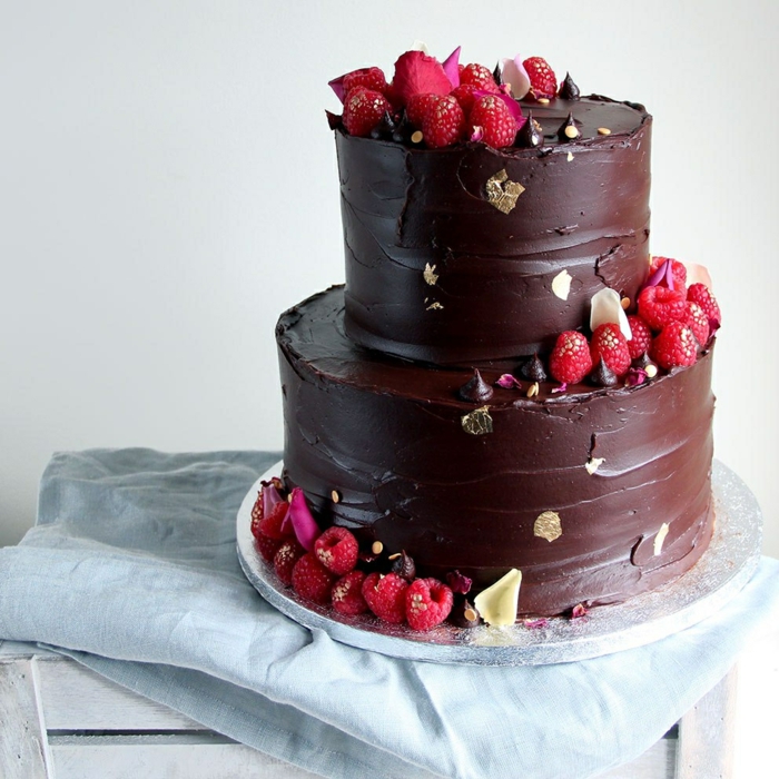 magnifique dessert pour anniversaire adulte, photo de gateau d'anniversaire, fraises et roses rouges