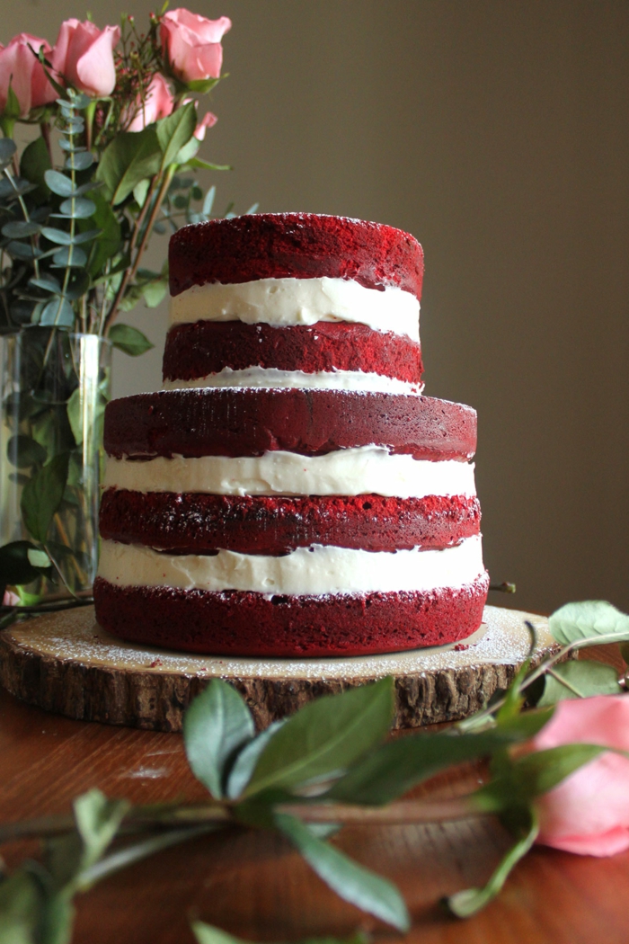 gâteau red velvet posé sur un rondin de bois, crème vanille, roses rustiques, gateau anniversaire