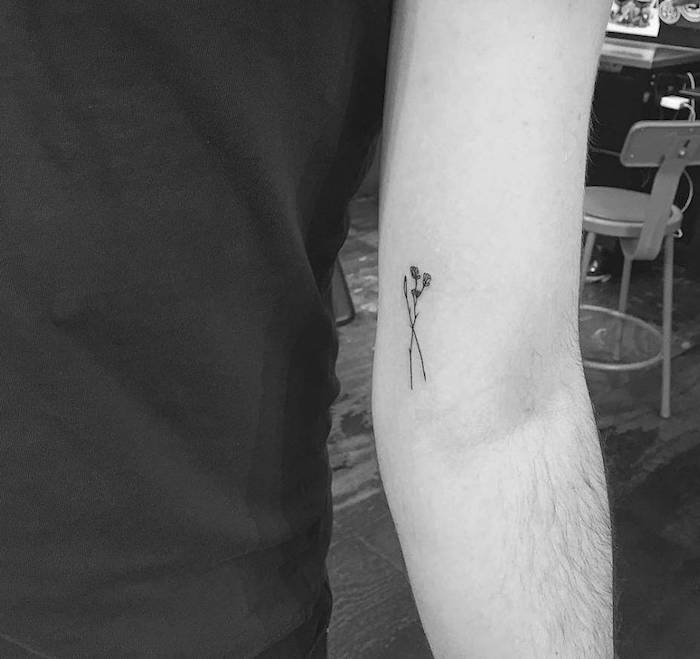 photo de petit tatouage discret homme avec bouquet de fleurs sur l intérieur du bras