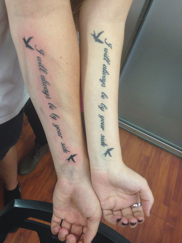 tatouage phrase et oiseaux sur les cotes, tatouage de couple, cool idée tatou pour deux simple 