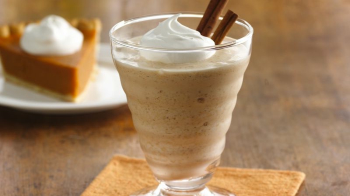 tasse de milkshake vanille et cake à citrouille, dessert original combiné avec milkshake à la citrouille 