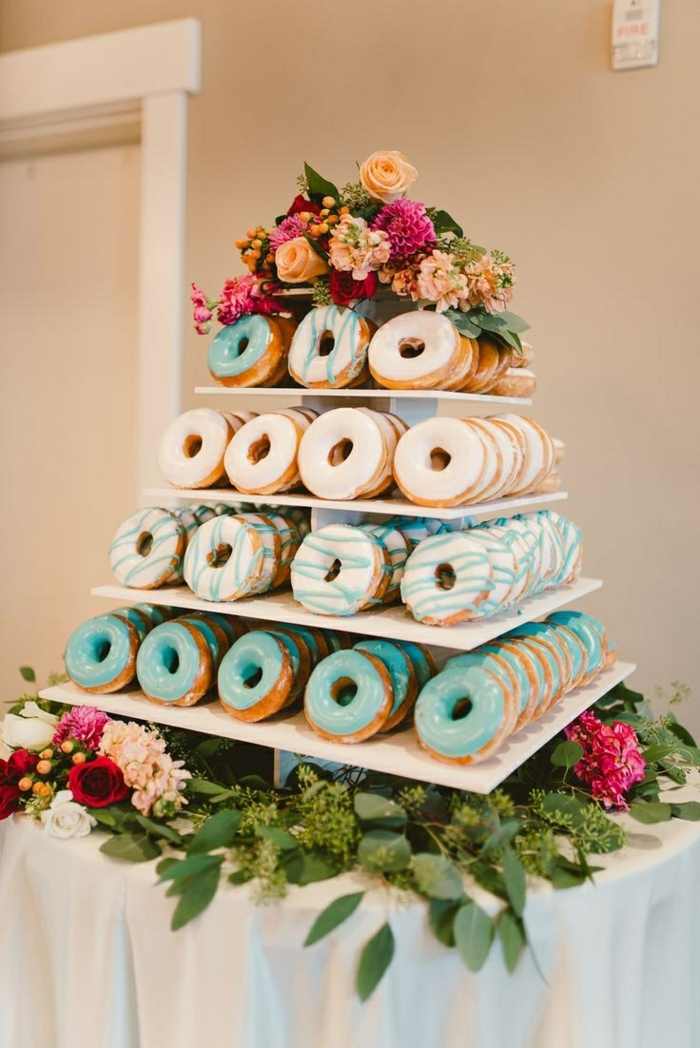 gateau mariage et anniversaire, idée jolie pour la création d'un gateau facile en donuts