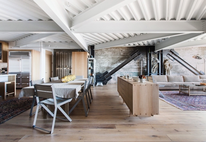 intérieur moderne de style loft industriel avec plafond en poutres apparentes, idée comment peindre des poutres en blanc cérusé