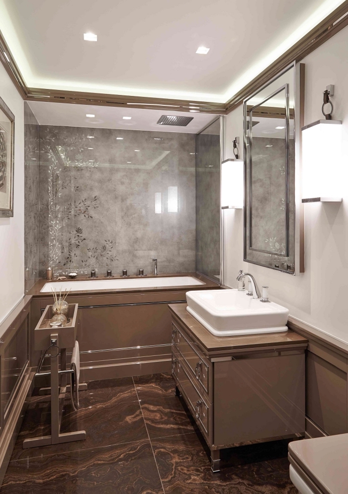exemple d'amenagement petite salle de bain 4m2 avec baignoire, déco intérieur stylé en couleurs neutres avec carrelage gris clair laqué et meubles beige