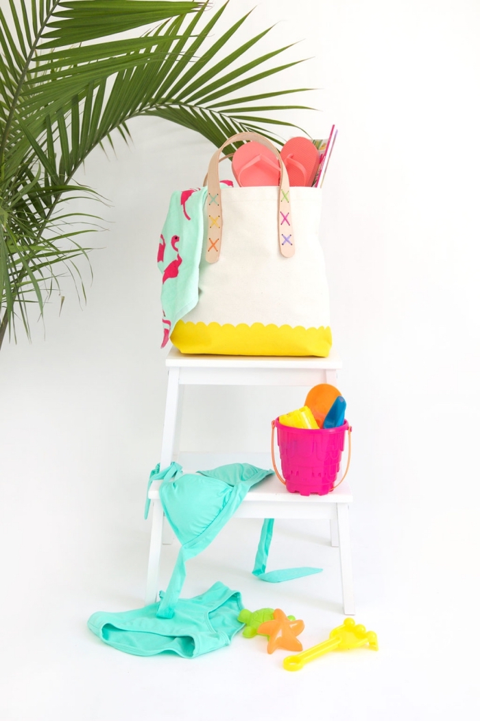 sac cabas personnalisé blanc avec déco jaune et broderie en motifs x sur la poignée, idée accessoire de plage DIY