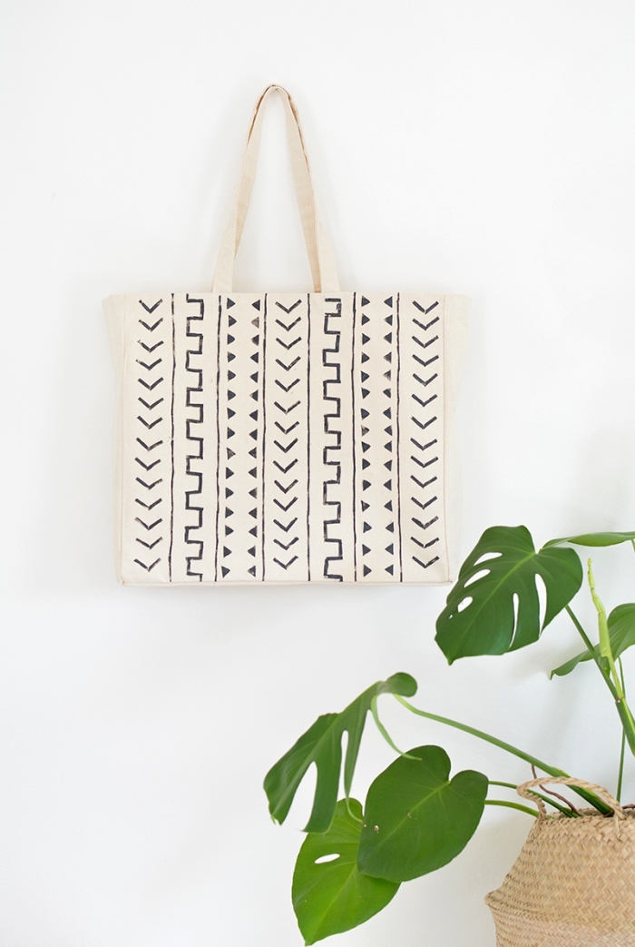 modèle de sac cabas beige avec déco facile en motifs géométriques réalisés avec feutre noir pour textile, activité manuelle maternelle