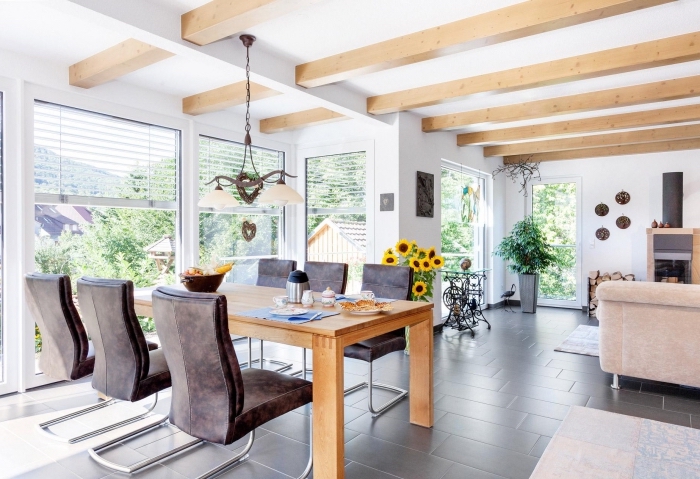 idée déco claire et chaleureuse dans une maison à design moderne et rustique avec meubles de bois et cuir, modèle de poutre decorative sur plafond blanc