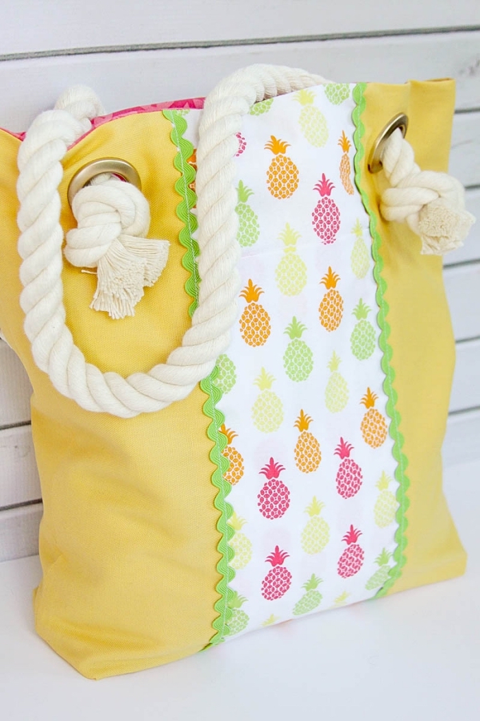 modèle de tote bag en tissu jaune avec déco en tissu blanc à motifs ananas colorés et poignée en corde coton